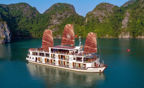 Halong Bay: Pelican Classic Cruise