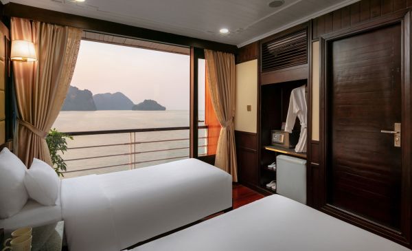 Halong Bay: Pelican Classic Cruise